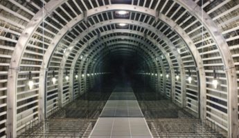 Mark Justiniani, Tunnel (low res), LEDS, reflective media and objects, 244 x 305 cm, 2016 (courtesy of the artist)